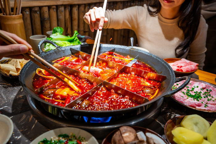 Persona comiendo chongqing comida tradicional china