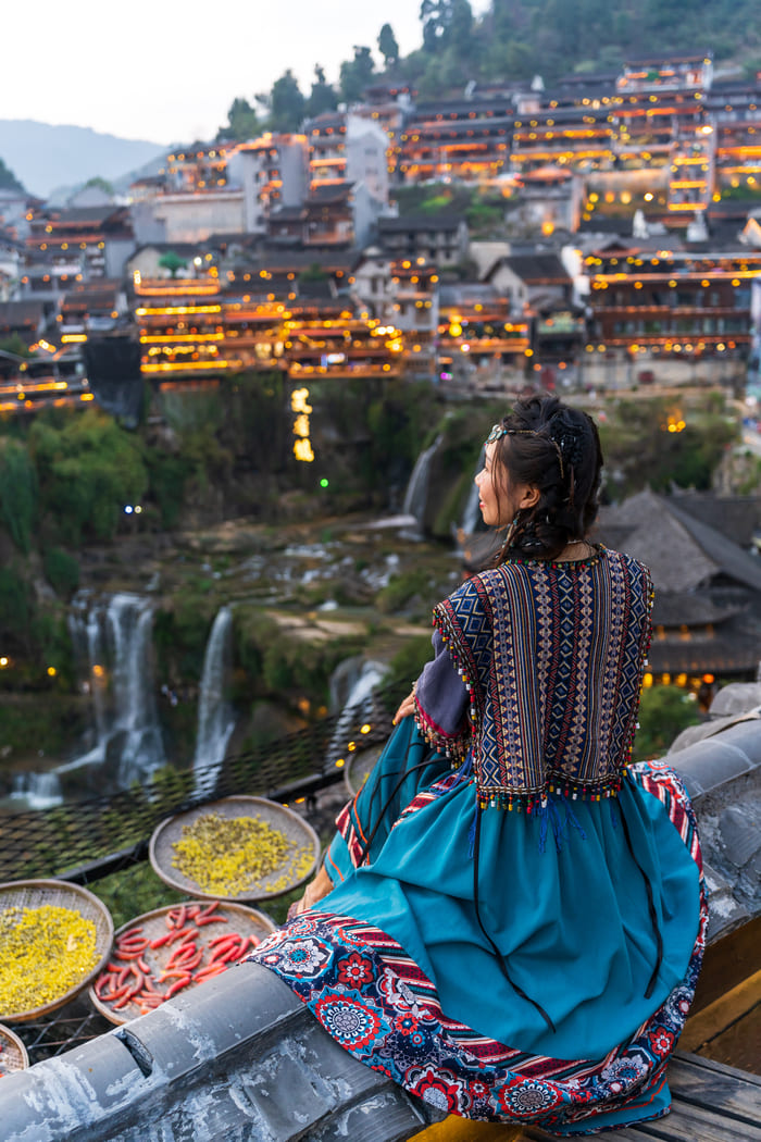 Persona admirando paisaje cultural en la ciudad de Lijiang China